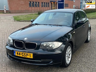 BMW 118i Business Line 5-Drs Automaat Airco Electr. pakket Audio/CD LMV 16" ABS Colorpakket ESP Cruise Dealerond. Nw Apk!