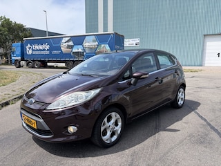 Ford Fiesta 1.25i Titanium 5-Deurs 60 PK. Zuinige en zeer fijn rijdende auto !!! Distributieriem vervangen bij 131.000 KM !! Alle keuringen toegestaan !