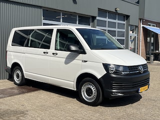 Volkswagen Transporter Kombi 2.0 TDI L1H1 BTW EN BPM VRIJ!! Euro 6 Airco Cruise controle 8-Persoons Automaat Parkeersensoren voor en achter Telefoonverbinding Ex overheid! 1e eigenaar Personenbus Groepsvervoer Taxi Combi Tourer