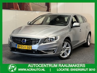 Volvo V60 2.4 D6 AWD PLUG-IN HYBRID SUMMUM LEDER NAVIGATIE CRUISE CONTROL BLUETOOTH TELEFOON RIJSTROOKSENSOREN DODEHOEKSENSOREN TREKHAAK ZEER MOOI !!