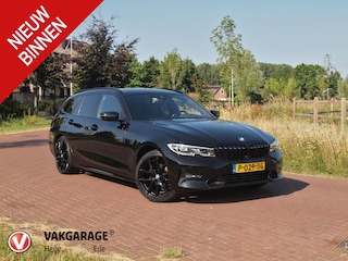 BMW 3-serie Touring 318i Business Edition | Black Optic | Apple Carplay | Sfeerverlichting | Parkeersensoren | NL-Auto |