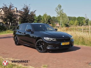 BMW 3-serie Touring 318i Business Edition | Black Optic | Apple Carplay | Sfeerverlichting | Parkeersensoren | NL-Auto |