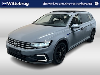 Volkswagen Passat Variant 1.4 TSI PHEV GTE / AUTOMAAT/ PANO/ TREKHAAK/ ACC/ PARK.SENSOR.V+A/ 360 CAMERA/ STUUR+STOELVERWARM./ MASAGE/ ELEK.ACHTERKLEP/ APP-CONNECT/ DIGITAL DASH/ NAVI/ DAB/ CLIMA/ 17'' LMV