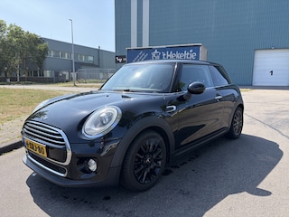 Mini Cooper 3-Deurs 1.5i First Born Edition 6-Bak 136 PK. Mooie en goed onderhouden auto van de tweede eigenaar !!! Alle keuringen toegestaan !!