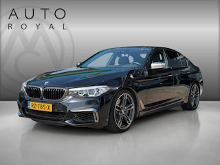 BMW M550i xDrive High Executive HEAD-UP DISPLAY | NIEUWE MOTOR T.W.V €26000 | HARMAN/KARDON | DODEHOEK DETECTIE | CAMERA | LEDER | ELEKT STOELEN | KEYLESS ENTRY/GO | NAVIGATIE | LASER KOPLAMPEN | STOEL VERWARMING |