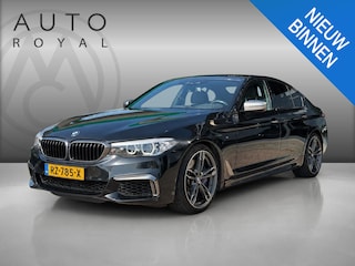 BMW M550i xDrive High Executive HEAD-UP DISPLAY | NIEUWE MOTOR T.W.V €26000 | HARMAN/KARDON | DODEHOEK DETECTIE | CAMERA | LEDER | ELEKT STOELEN | KEYLESS ENTRY/GO | NAVIGATIE | LASER KOPLAMPEN | STOEL VERWARMING |
