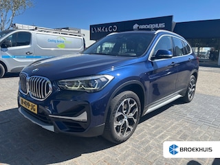 BMW X1 sDrive20i VDL Nedcar Edition | Glazen panorama-daK | Trekhaak | Navigatie | App connect | lederen bekleding Stoel/stuurverwarming | 18"LMV