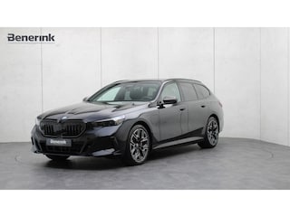 BMW 5-serie Touring 550e xDrive M-Sport Pro | Bowers & Wilkins | M Carbon exterieur | Stoelventilatie | Onderstel Professional | Head-up | Panoramadak | Trekhaak |
