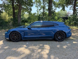 Porsche Taycan GTS 93 kWh - Rode stiksel / gordels - Lederen Dashbord - Sport Chrono - Passenger display - Carbon stuur inleg - Luxe zelf dimmend glazen dak - Alcantara hemel - 21 inch - VOLLE UITVOERING - Bose - Adaptieve cruise - extra getint glas