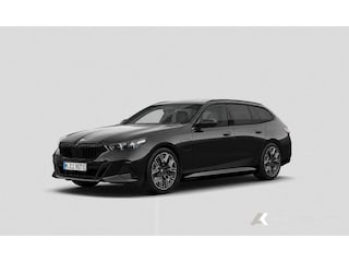 BMW 530e xDrive Touring M Sport | Bowers & Wilkins | 360° Camera | Trekhaak | Iconic Glow | Head-Up | Driving Ass. + | 20' Inch |