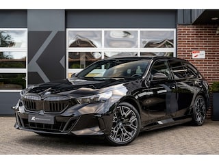 BMW 530e xDrive Touring M Sport | Bowers & Wilkins | 360° Camera | Trekhaak | Iconic Glow | Head-Up | Driving Ass. + | 20' Inch |