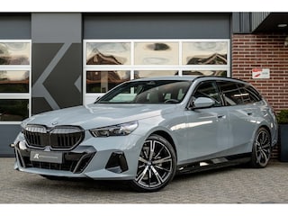BMW 530e xDrive Touring M Sport | Bowers & Wilkins | 360° Camera | Trekhaak | Iconic Glow | Head-Up | Driving Ass. + | 20' Inch |