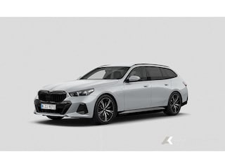 BMW 530e xDrive Touring M Sport | Bowers & Wilkins | 360° Camera | Trekhaak | Iconic Glow | Head-Up | Driving Ass. + | 20' Inch |