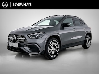 Mercedes-Benz GLA 250 e 140 Year Edition | Premium Plus pakket | Nightpakket | Parkeerpakket met 360°-camera | Trekhaak | Panoramaschuifdak | 20” tien-dubbelspaaks AMG velgen |