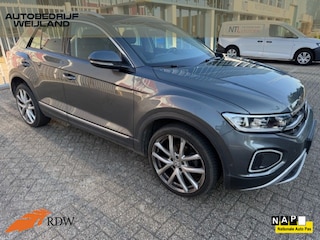 Volkswagen T-Roc 1.5 TSI R-Line Business+ NIEUWSTAAT I R-line I Virtual I 19" I Keyless I IQ.light I Trekhaak I Camera I Blis I Winterpakket I