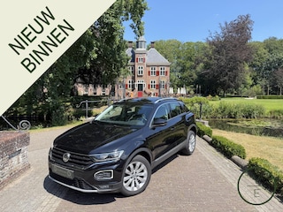 Volkswagen T-Roc 1.5 TSI Sport | DSG | Pano | Camera | Trekhaak | CarPlay | Blind Spot | Keyless |