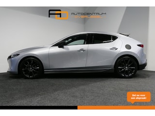Mazda 3 2.0 e-SkyActiv-X M Hybrid 180 Luxury / Orig. Nederlands / Elektr. verstelbare voorstoel met memory / BOSE Audio / Apple Carplay - Android Auto / HUD / Stoelverwarming / Achteruitrijcamera / Cruise control / Dodehoekdetectie / Black Optic / 18'' LMV / Navigatie