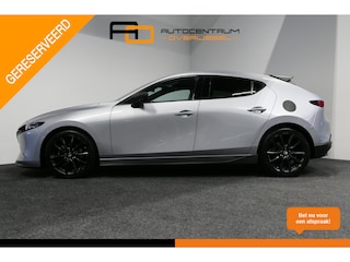 Mazda 3 2.0 e-SkyActiv-X M Hybrid 180 Luxury / Orig. Nederlands / Elektr. verstelbare voorstoel met memory / BOSE Audio / Apple Carplay - Android Auto / HUD / Stoelverwarming / Achteruitrijcamera / Cruise control / Dodehoekdetectie / Black Optic / 18'' LMV / Navigatie