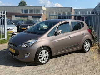 Hyundai ix20 1.4i Go! 90PK HOGE INSTAP NL AUTO NAP! NAVI l Camera l Trekhaak l LMV l AIRCO l MTF-STUUR! DEALER OH l TOPSTAAT!
