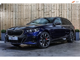 BMW 5-serie Touring 550e xDrive *Pano*B&W*4-Wiel besturing*Trekhaak*Stoelventilatie*