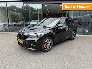 BMW X1 sDrive20i M-Sport,Pano,LED,Stoel/stuurverw,Leer,Keyless,HUD,Camera,Dealer OH