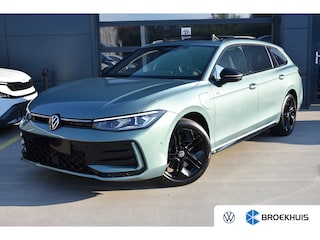 Volkswagen Passat Variant 1.5 TSI eHybrid 272PK R-Line | Schuif-kanteldak | 360 camera | Head-up display | IQ Drive | Wegklapbare trekhaak | Business Premium Pakket | VERLENGDE GARANTIE
