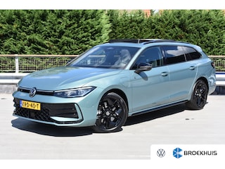 Volkswagen Passat Variant 1.5 TSI eHybrid 272PK R-Line | Schuif-kanteldak | 360 camera | Head-up display | IQ Drive | Wegklapbare trekhaak | Business Premium Pakket | VERLENGDE GARANTIE
