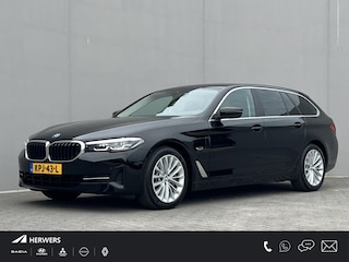 BMW 5-serie Touring 530e Business Edition Plus / Dealer onderhouden / 1.700 kg trekgewicht / Navigatie / Apple Carplay Android / HUD / Stoelverwarming / Climate Control / Camera / Parkeer assistent / 18"LM wielen /