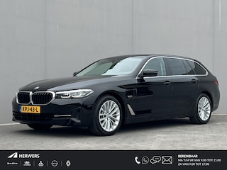 BMW 5-serie Touring 530e Business Edition Plus / Dealer onderhouden / 1.700 kg trekgewicht / Navigatie / Apple Carplay Android / HUD / Stoelverwarming / Climate Control / Camera / Parkeer assistent / 18"LM wielen /