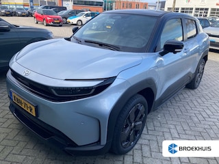 Toyota Urban Cruiser Executive 61 kWh | Schuifdak | Leder | 360 graden camera | Dodehoek detectie | Carplay | Adaptive cruise controle | Parkeersensoren | Stoelverwarming | Full LED | Draadloos laden | Navigatie