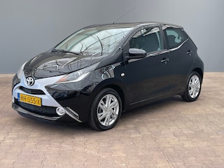 Toyota Aygo 1.0 VVT-i x-play Camera | Airco | Elek. Ramen voor | Bluetooth | Centrale Vergrendeling | 5-Deurs | Achteruitrijcamera | Airco | Audio installatie