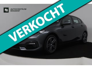 BMW 118i High Executive Edition (NAVIGATIE, PARKEERSENSOREN, STOELVERWARMING, LEDER, SPORTSTOELEN, LED)