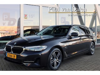 BMW 5-serie Touring (g31) 530e 292PK Business Edition | Leer | Camera | Live Cockpit | Clima | Stoel/stuurverwarming | Sfeerverlichting | Trekhaak |
