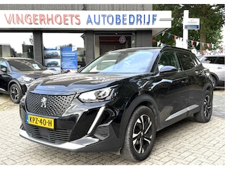 Peugeot 2008 130 Pk Automaat Benzine * Navigatie * Voor en Achter Parkeersensoren + Camera Achterzijde !  * Climate & Cruise Control * Keyless Start * Parfumeur * Vingerhoets; Vierde Generatie Eersteklas Service. Al meer dan 100 jaar een begrip in de Brabantse Kempen