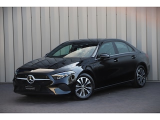 Mercedes-Benz A-klasse 180 Star Edition | 136PK | Led | Distronic | Widescreen | Stoelverwarming | Leder | Clima | Camera | NL-Auto | 2024.