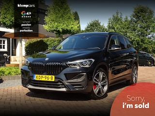 BMW X1 sDrive20i Sportif | All-Black | Uniek | Custom | 19 inch | Nav