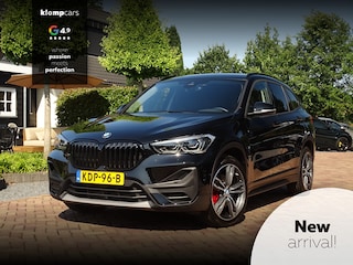 BMW X1 sDrive20i Sportif | All-Black | Uniek | Custom | 19 inch | Nav