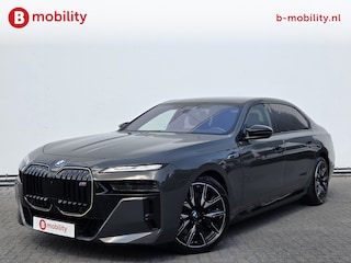BMW i7 M70 xDrive 106 kWh 'Dravitgrau' Automatische Portieren Nw. pr. €225.242,- NL Auto! | Sky Lounge Panoramadak | Entertainment achter | Innovatiepack