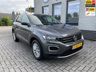 Volkswagen T-Roc 1.0 TSI Style Camera / PDC / Clima / Lane / Add. Cruise / Spraak bediening / Carplay / Trekhaak