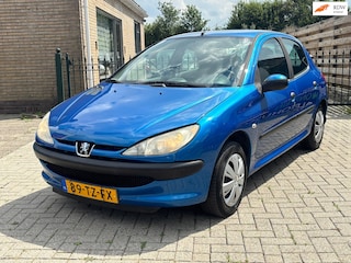 Peugeot 206 1.4 One-line | 5drs | recent nieuwe apk | werkende airco | trekhaak !
