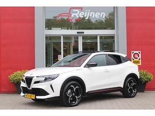 Alfa Romeo Junior 1.2 145PK AUTOMAAT Hybrid IBRIDA SPECIALE | PANORAMA SCHUIF/KANTEL DAK | AFNEEMBARE TREKHAAK | TECHNO PACK: LED MATRIX KOPLAMPEN/AUTOMATISCH DIMMENDE BINNENSPIEGEL/DRAADLOZE TELEFOONLADER/ELEKTRISCH VERSTELBARE EN VERWARMBARE ZIJSPIEGELS MET DODEHOEK DETECTIE, ELEKTRISCH INKLAPBAAR/NAVIGATIE/HANDS-FREE ACHTERKLEP/KEYLESS ENTRY/USB TYPE C/ADAPTIVE CRUISE CONTROL MET LANE CENTERING EN FILE-ASSISTENT/ACHTERUITRIJ CAMERA MET DYNAMISCHE RIJLIJNEN/AUDIOSYSTEEM MET 6 SPEAKERS | PREMIUM PACK: "SPIGA" STOFFEN/ECOLEDER BEKLEDING MET RODE ACCENTEN - 6-VOUDIG ELEKTRISCH VERSTELBARE BESTUURDERSSTOEL, 6-VOUDIG VERSTELBARE PASSAGIERSSTOEL/VERWARMBARE VOORSTOELEN/LEDEREN STUURWIEL/AMBIENT LIGHT/INTERIEURVERLICHTING VOOR EN ACHTER MET LED TOUCH/DONKERE GETINTE ACHTERRUITEN/HOOGGLAS ZWARTE BODYKIT MET RODE ACCENTEN | 18" LICHTMETALEN VELGEN "PETALI" | DRAADLOZE APPLE CARPLAY/ANDROID AUTO |