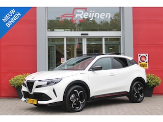 Alfa Romeo Junior 1.2 145PK AUTOMAAT Hybrid IBRIDA SPECIALE | PANORAMA SCHUIF/KANTEL DAK | AFNEEMBARE TREKHAAK | TECHNO PACK: LED MATRIX KOPLAMPEN/AUTOMATISCH DIMMENDE BINNENSPIEGEL/DRAADLOZE TELEFOONLADER/ELEKTRISCH VERSTELBARE EN VERWARMBARE ZIJSPIEGELS MET DODEHOEK DETECTIE, ELEKTRISCH INKLAPBAAR/NAVIGATIE/HANDS-FREE ACHTERKLEP/KEYLESS ENTRY/USB TYPE C/ADAPTIVE CRUISE CONTROL MET LANE CENTERING EN FILE-ASSISTENT/ACHTERUITRIJ CAMERA MET DYNAMISCHE RIJLIJNEN/AUDIOSYSTEEM MET 6 SPEAKERS | PREMIUM PACK: "SPIGA" STOFFEN/ECOLEDER BEKLEDING MET RODE ACCENTEN - 6-VOUDIG ELEKTRISCH VERSTELBARE BESTUURDERSSTOEL, 6-VOUDIG VERSTELBARE PASSAGIERSSTOEL/VERWARMBARE VOORSTOELEN/LEDEREN STUURWIEL/AMBIENT LIGHT/INTERIEURVERLICHTING VOOR EN ACHTER MET LED TOUCH/DONKERE GETINTE ACHTERRUITEN/HOOGGLAS ZWARTE BODYKIT MET RODE ACCENTEN | 18" LICHTMETALEN VELGEN "PETALI" | DRAADLOZE APPLE CARPLAY/ANDROID AUTO |