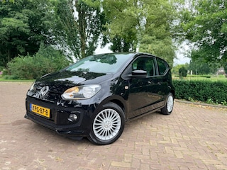 Volkswagen Up 1.0 high up! | Sportieve uitvoering | PDC | Airco | Luxe!