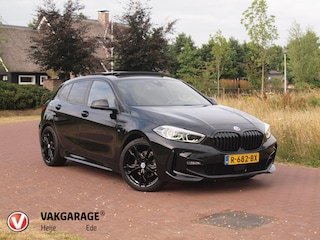 BMW 118i Business Edition Plus | M-Pakket | Schaalstoelen | Panoramadak | Trekhaak | NL-Auto | 19Inch |