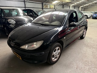 Peugeot 206 1.4 XT AUTOMAAT, Trekhaak INRUILAUTO APK tot 11-08-2026