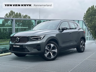 Volvo XC40 2.0 B4 Plus Dark Mild hybrid, Automaat, Trekhaak semi elektrisch wegklapbaar, 19 inch wielen met all-season banden, Verwarmde voorruit, Stoel- en stuurwielverwarming
