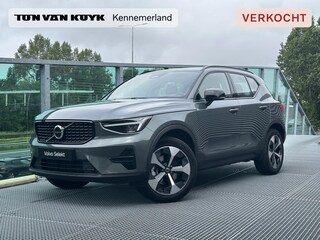 Volvo XC40 2.0 B4 Plus Dark Mild hybrid, Automaat, Trekhaak semi elektrisch wegklapbaar, 19 inch wielen met all-season banden, Verwarmde voorruit, Stoel- en stuurwielverwarming