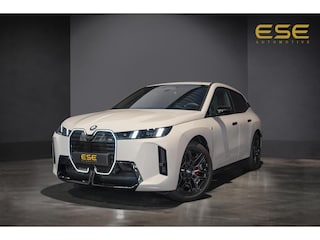 BMW iX xDrive M70 112 kWh | Suite Amido | Snelwegassistent* | 22 kW | 22'' 1027M | Harman/kardon