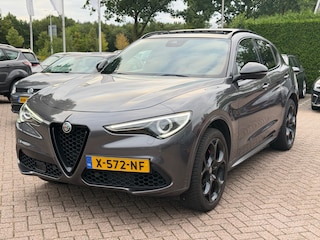 Alfa Romeo Stelvio 2.0 T AWD B-Tech / Panoramadak / Camera / Leder / 19'' / CarPlay / Harman Kardon / Navigatie / Stoel+Stuurverwarming / DAB / Dodehoek / Cruise Control