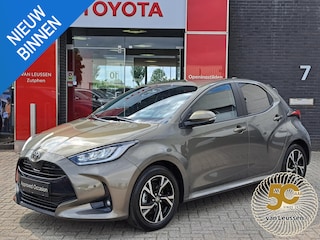 Toyota Yaris 1.5 Hybrid 115 First Edition PARKEERSENSOREN VOOR+ACHTER STUUR+STOELVERWARMING CAMERA ADAPTIVE CRUISE